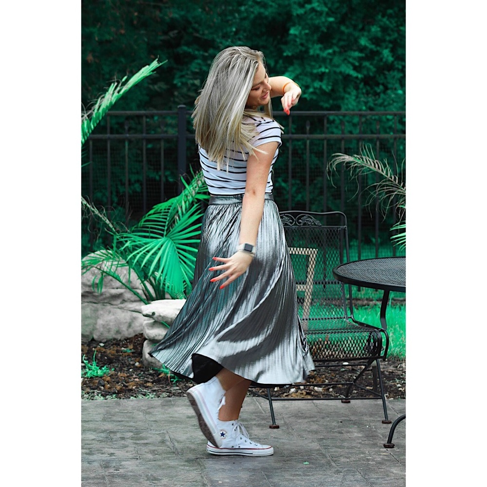 pleated metallic silver midi skirt sz. m